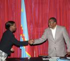 La ministre rwandaise des AE Louise Mishikiwabo saluant mardi le Président Kabil