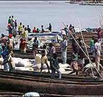 À Kisangani, piroguiers et riverains retirent des eaux boueuses du fleuve Congo et de la rivière Tshopo les corps mutilés, parfois décapités. Entre dix et plusieurs dizaines, selon des témoignages. 