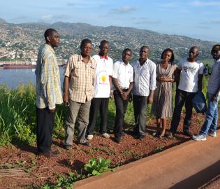 Une vue du port de Matadi avec en avant-plan un groupe de journalistes revenant de Muanda. LE SOFT NUMERIQUE-DE PAULIN. 