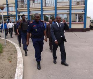 Le ministre Tryphon Kin-kiey Mulumba et le de la police nationale, le général Charles Bisengimana.