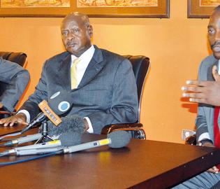 Paul Kagame, Yoweri Museveni et Joseph Kabila Kabange réunis à Kampala le 22 novembre 2012. DRESERVES.
