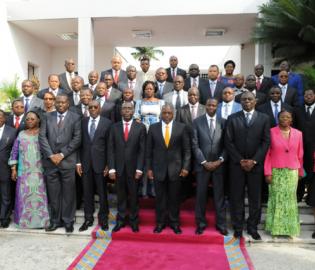 Photo de famille de l’équipe gouvernementale réunie autour du Président de la Ré