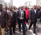 Pour avoir pris la caisse du parti, Shabani (au centre) est livré à la justice